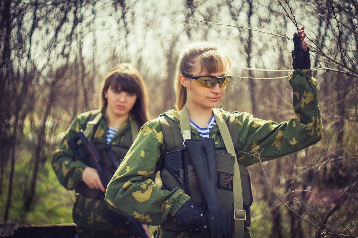 Это вовсе не та, которая стоит за плечом и "подает патроны", пока вы сражаетесь с миром. Она не та, с которой можно воровать коней и соседские яблоки. Даже если вы сидели на соседних горшках в саду.