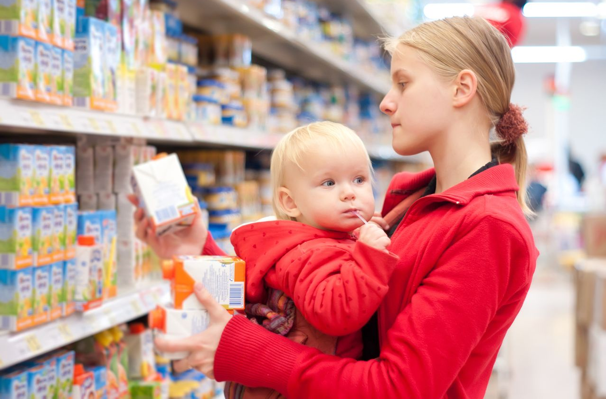 Shop маме. Детское питание. Магазин детского питания. Мама с ребенком в магазине. Ребенок в магазине.