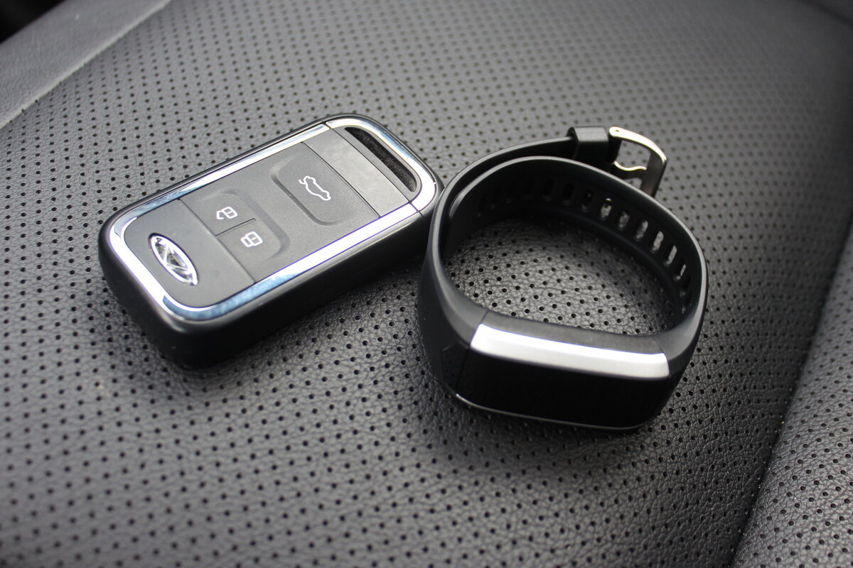 Aux в чери тигго т11. Панель тигго 4. Смарт браслет chery tiggo 4. Часы чери тигго. Панель чери тигго фл.