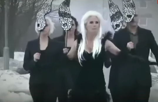 Мама Греты идёт в магазин фото russia1tv.ru 