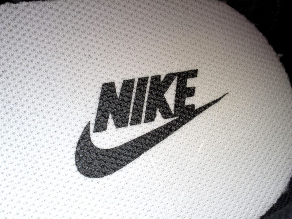 Nike эмблема. Найк оригинал. Значок найк на кроссовках. Подлинность nike