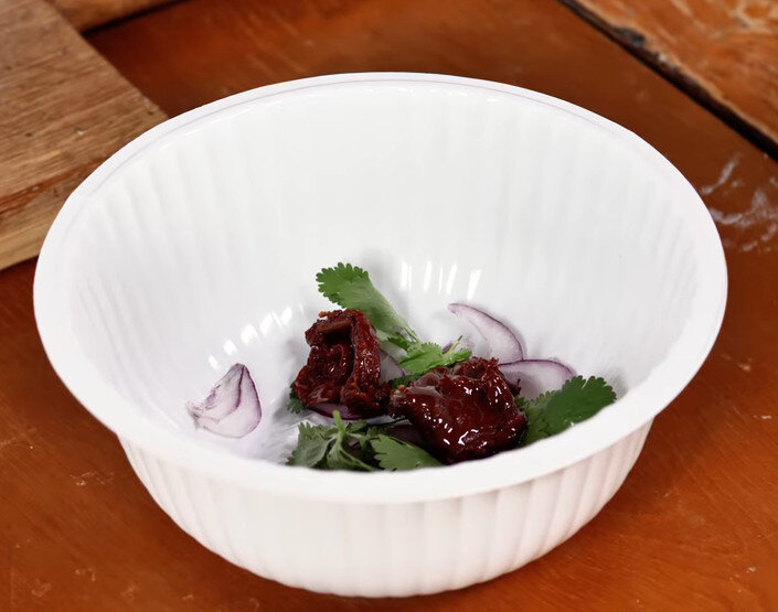 Добавляем вяленые томаты. (для увелечения вкуса)