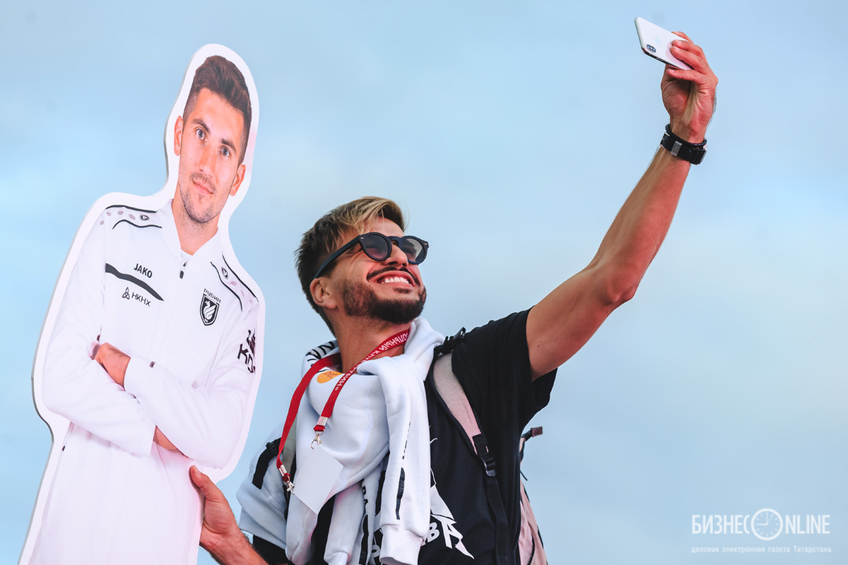 фото: m.sport.business-gazeta.ru Картонный Сутормини блогер Савин  