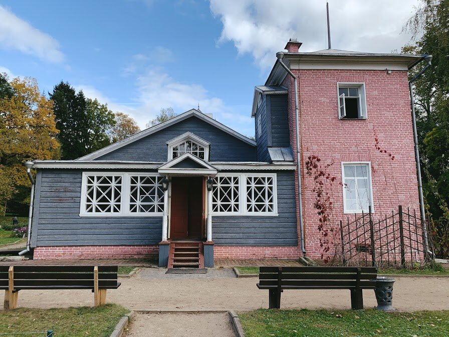 Боковая часть дома. Он полностью деревянный, а башня просто облицована кирпичом.