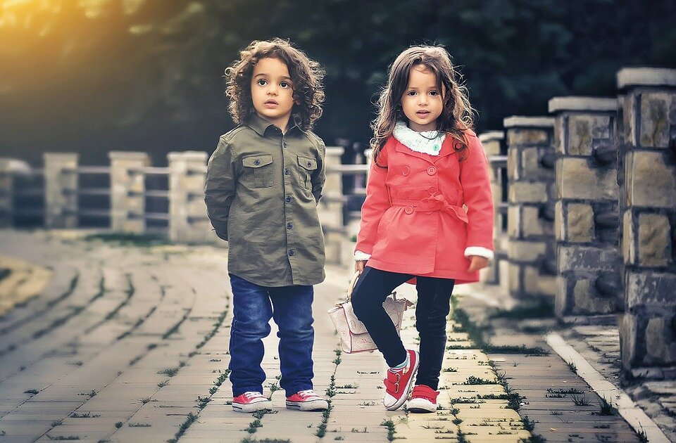 https://cdn.pixabay.com/photo/2015/06/22/08/38/children-817368_960_720.jpg