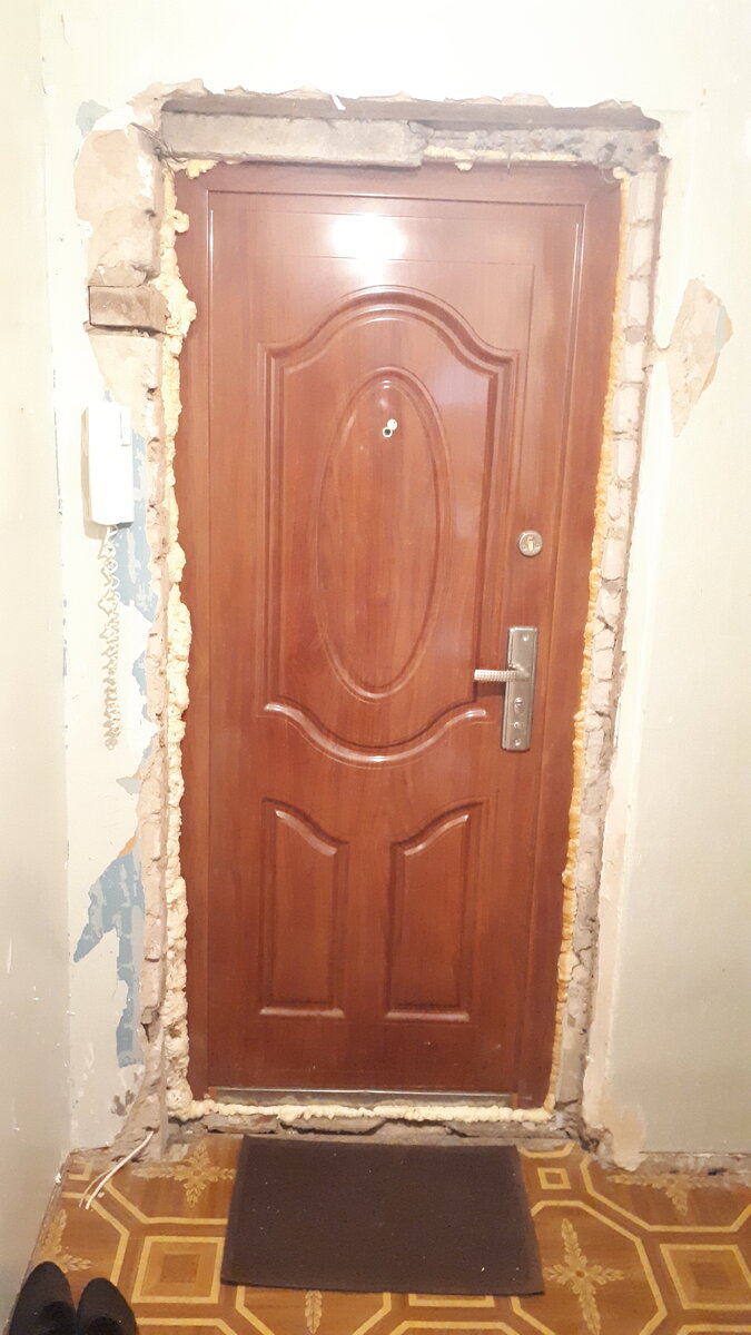 Вот такая красота была после демонтажа второй двери.