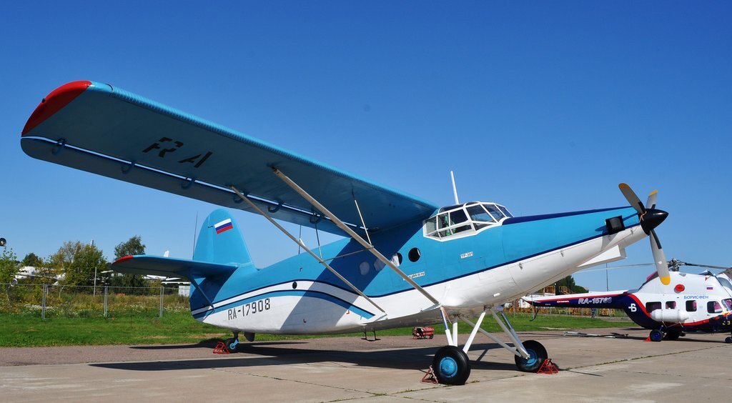 Более уже известная модернизация из Ан-2 - моноплан ТР-301 от компании из Краснодарского края "ТехноРегион". Одна из таких машин уже эксплуатируется в Омске на аэродроме Поповка. Самолет облегчен на 500 кг. Вместо древнего поршневого двигателя АШ-62ИР произведена замена на турбовинтовой М601.
RA-17908 - ТР301

