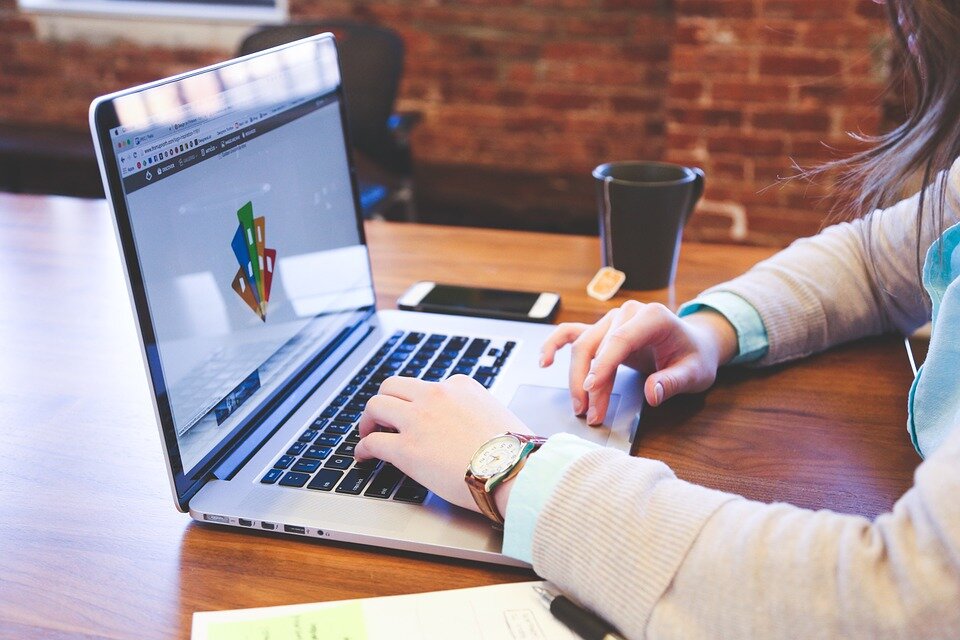 https://pixabay.com/photos/student-typing-keyboard-text-849826/