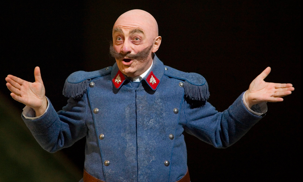 Alessandro Corbelli as Sulpice in La fille du régiment © ROH/Bill Cooper
