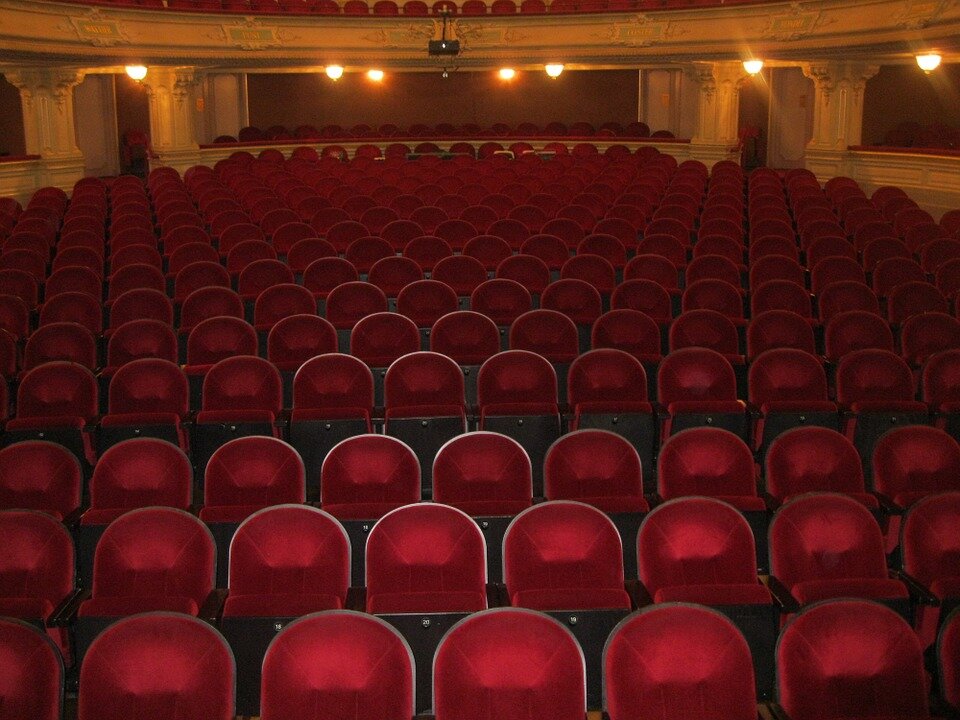 https://cdn.pixabay.com/photo/2013/04/18/11/42/theater-105573_960_720.jpg