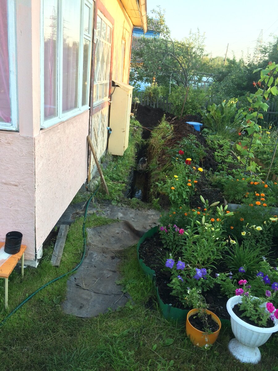 Половину траншеи прокопал, трубу уложил и подсыпал чтоб не всплывала. 