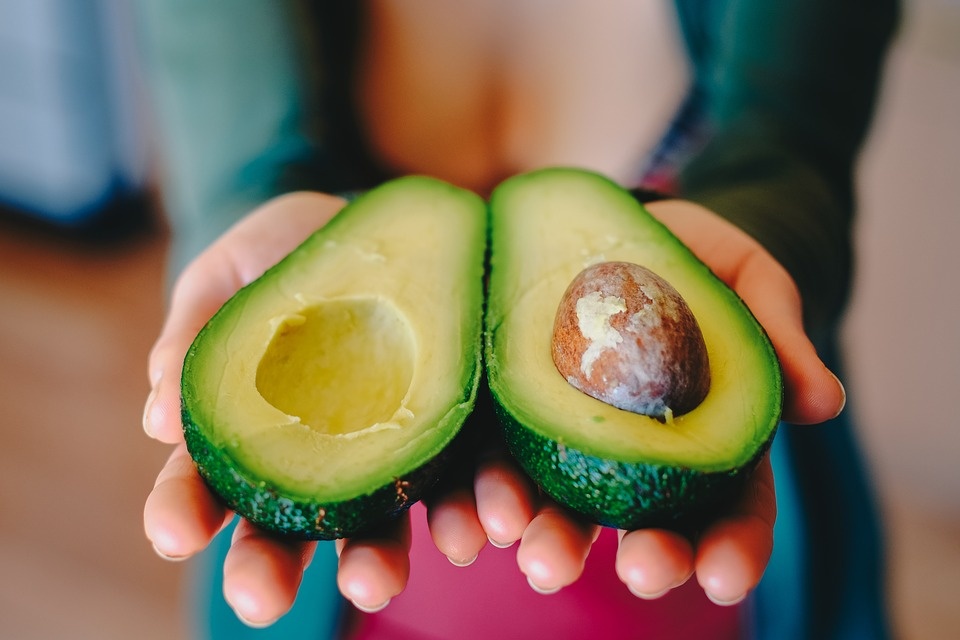 https://pixabay.com/photos/avocado-vegetable-food-healthy-2115922/