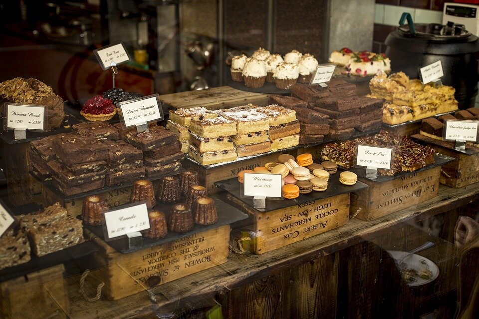 https://cdn.pixabay.com/photo/2016/11/29/07/45/desserts-1868181_960_720.jpg