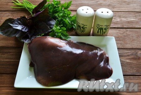 С бараньей печени снимаем пленочку, это сделать очень легко. Главное начать, поддеть пальцами ее с одного края, а затем она легко пойдет. Нарезать печень одинаковыми кусочками.