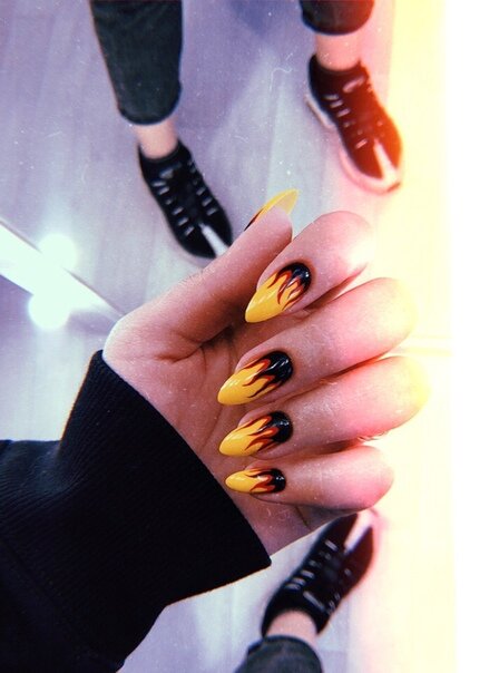 Огненный принт в оранжево-черном цвете