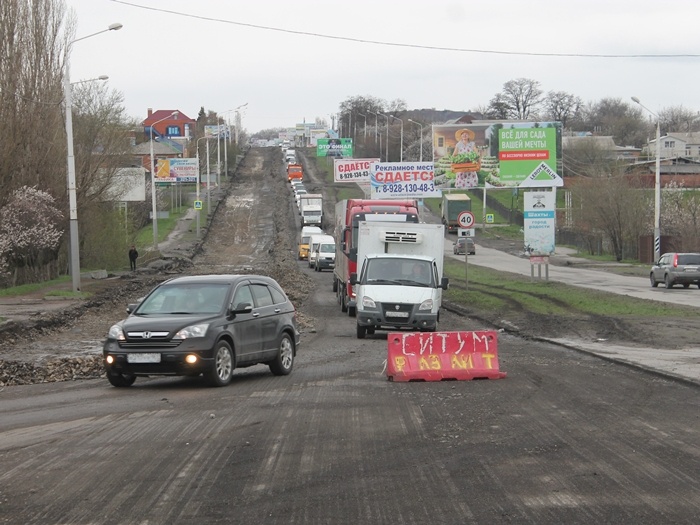 Капитальный ремонт дороги по улице Маяковского заметно осложнил жизнь автомобилистам, едущим в сторону города. Пробка (правда, движущаяся, хоть и медленно) начинается уже на Дачной и тянется до круга перед железнодорожным путепроводом. Но для машин хотя бы продумали временную схему движения. А вот о пешеходах, похоже, вовсе забыли. 
В результате дорожного ремонта чётная и нечётная стороны улицы Маяковского оказались фактически отрезаны друг от друга довольно глубоким рвом шириной с полдороги. Если учесть, что транспорт, в том числе и пассажирский, движется в город по полосе, отделённой этим рвом от остановок, где могли бы сесть пассажиры, а по пути из города можно сойти, где хочешь, но через улицу не перейдёшь, - жителям прилегающей части Нежданной не позавидуешь.

Как удалось выяснить у замглавы администрации Леонида Лебединского, на всём более чем двухкилометровом перекопанном участке улицы Маяковского остались только два "перешейка", по которым люди могут перебраться с одной стороны на другую: в районе Дарвина и возле ГАИ. Эти "перешейки" оставлены для транспорта, возле ГАИ его поменьше, и там есть светофор, а вот на Дарвина пройти людям поперёк хоть и медленного, но непрерывного потока машин — та ещё задачка.

Самое неприятное, что все эти прелести дорожного ремонта продлятся не один месяц, так что неждановцам придётся запастись терпением.

www.шахты.su/2019/04/17/001/