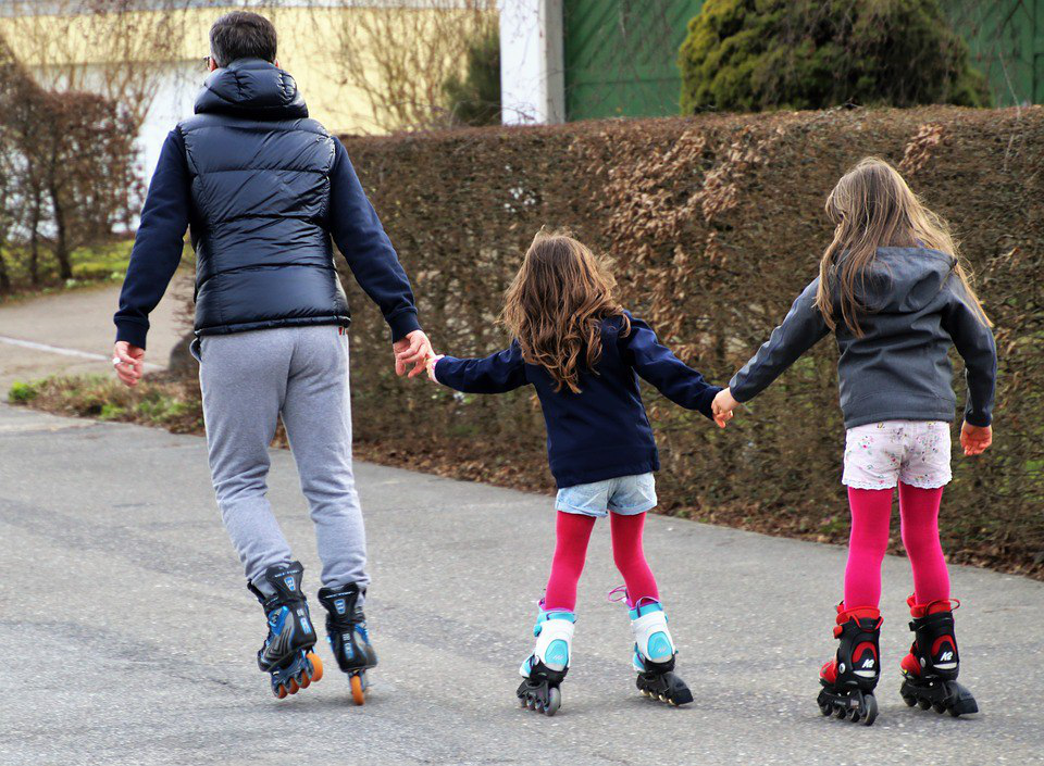 https://cdn.pixabay.com/photo/2019/03/03/18/18/roller-skates-4032551_960_720.jpg