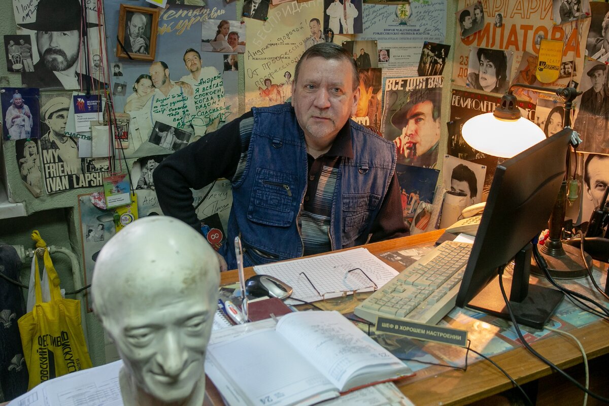 Андрей Носенко в своём кабинете устроил неформальный музей театра «Красный факел». Здесь и далее фото Валерия Панова