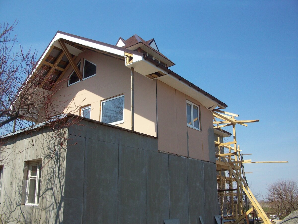 А вот так потом обшил старый дом в едином стиле.