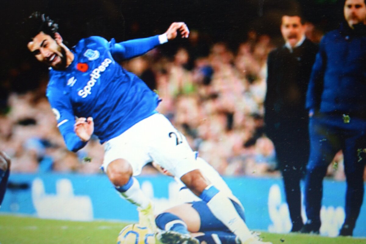 Андрэ Гомеш уже в полёте... Сон лежит на газоне за ним. 