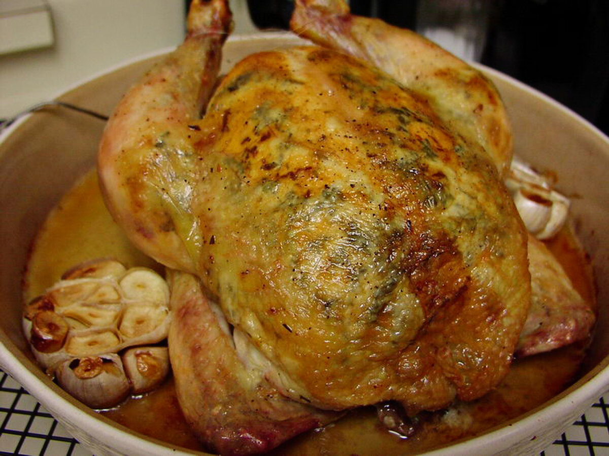 Блюда из вареной куры. Тутырган Таук татарское блюдо. Блюда из курицы. Курица фаршированная яйцами. Вареная курица в духовке.