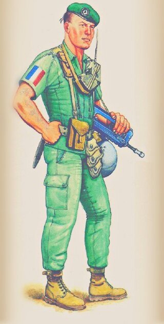 Фото 2. 1982 год. Стрелок (grenadier-voltigeur) роты управления и обслуживания 2-го полка в ходе операции «Эполяр» в Бейруте. Форма одежды F-1 — единая для всей французской армии, так же, как и штурмовая винтовка FA MAS калибра 5,56 мм. Дополнительно легионер оснащен рацией РР-6 па специальной портупее образца 1978 года. Легионеры в Бейруте носили еще и нарукавную повязку оливкового цвета с французским триколором. Иллюстрация Луи Мартена.