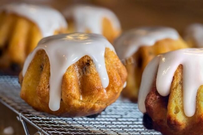 О той выпечке - ромовая баба, что продавалась ещё в советские времена, мечтают многие. Настоящая ромовая баба по-баварськи не уступает по вкусу торту. Вы сможете приготовить лёгкое тесто, пропитанное сладким сиропом, которое никого не оставит равнодушным.
