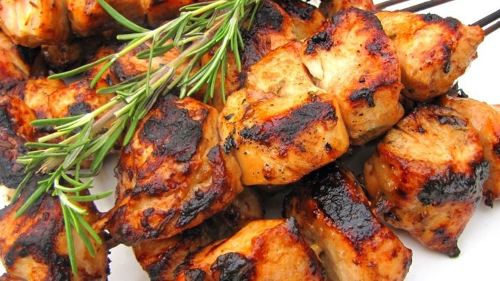 Этот рецепт курицы на розмариновом ранчо настолько вкусный, нежный и сочный, что курица растает во рту. Даже самый требовательный едок будет просить последний кусок.