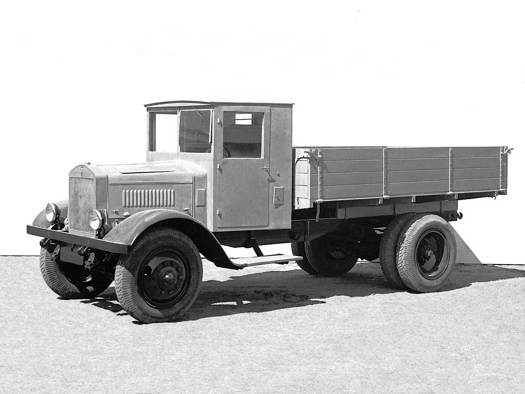 ЯГ-6 (1936-42 годы). 7,5-8 тонн нагрузки на задний мост делали его эксплуатацию на фронтовом бездорожье практически невозможной. С 1943-44 ЯАЗ перешёл на производство гусеничных артиллерийских тягачей, гораздо более нужных армии.