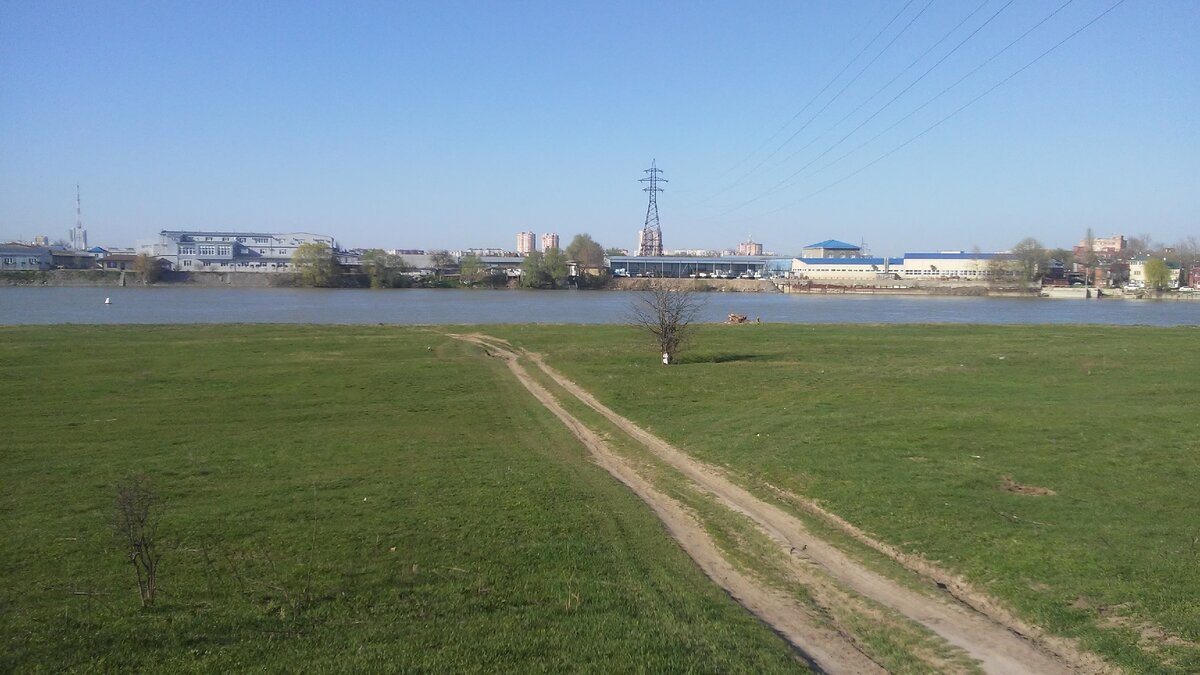 Дорога упирается в Кубань. На другой стороне - Краснодар. Фото автора