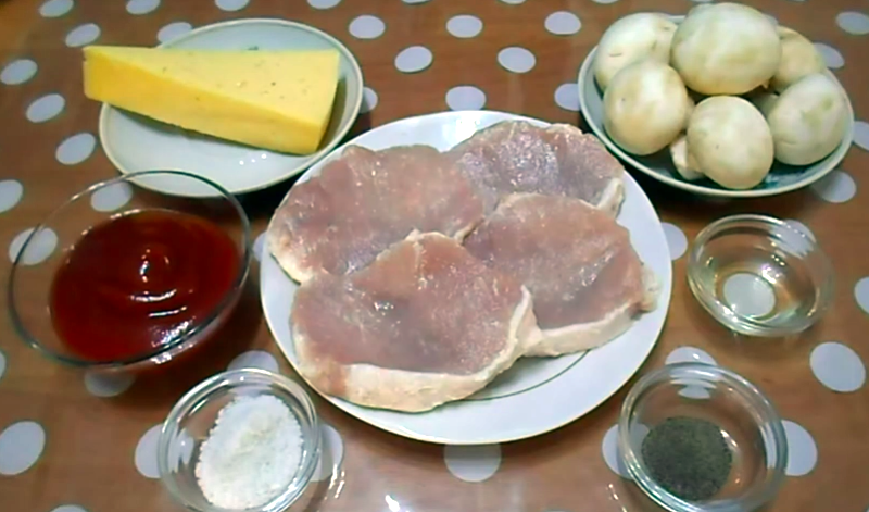 Сочное мясо по-королевски: с шампиньонами и сыром в духовке