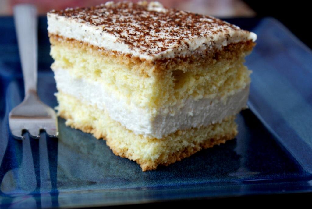 В этой статье я поделюсь оригинальными собственными рецептами легких бисквитов, которые выпекаю для себя в качестве "сладости для радости"