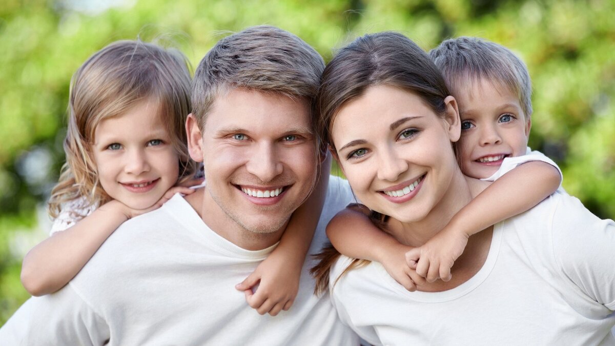 Развод - это стрессовая ситуация для всех членов семьи, но в особенности для ребёнка. 


Если мужчина и женщина твёрдо решили, что больше не могут жить вместе и хотят развестись, они, прежде всего, не должны забывать о своем малыше. Важно несмотря ни на что научиться контролировать свои эмоции, особенно в присутствии ребёнка.



Когда-то ему придётся узнать о том, что мама и папа больше не хотят быть вместе. Но важно, чтобы во время разговора с ребёнком взаимодействовали оба родителя. Малыш не должен видеть негативное общение отца и матери, если они расстались не очень мирно.


Конечно же, стоит уточнить, что сам малыш никоим образом не виноват в том, что его родители расходятся, ребёнок должен понимать, что как бы он себя ни вёл, родители всё равно его любят.