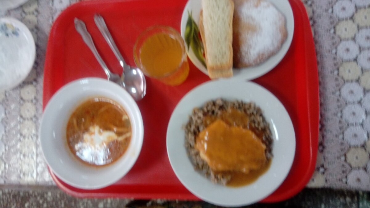 Мой обед. Половинка солянки, Гречка с соусом, грудка в кляре, сочень и два хлеба.  Стакан компота. 