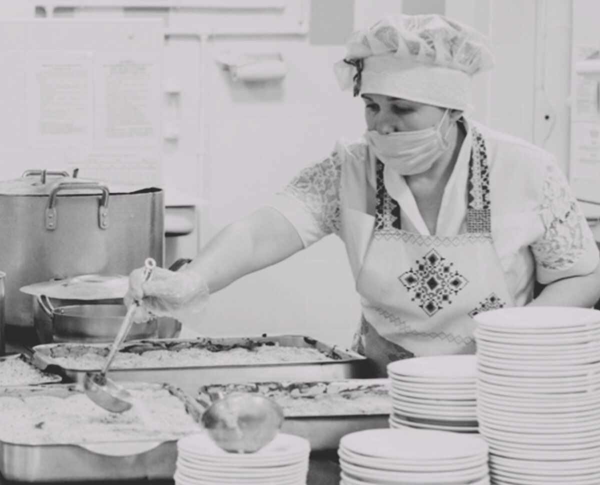 Обязательная мера для всего обслуживающего персонала - это маски.