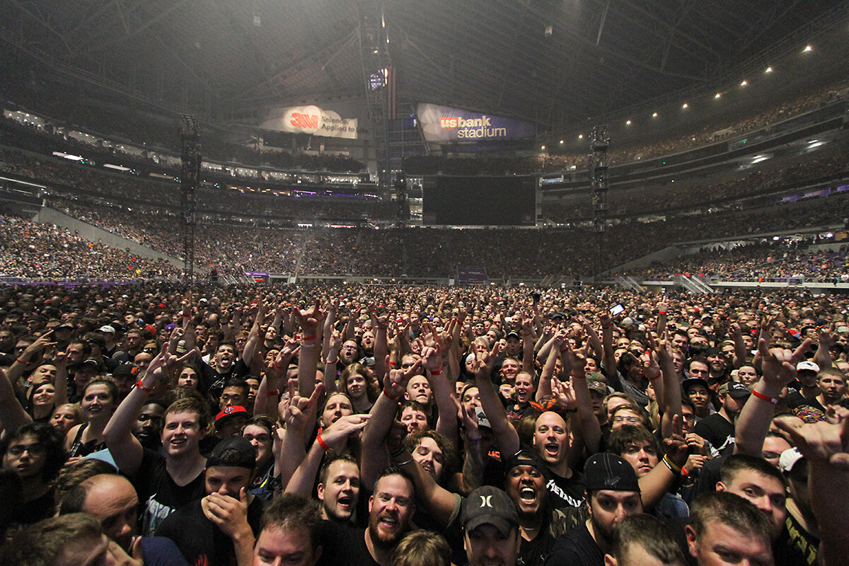 Люди на рок концерте. Вид со сцены. Рок концерт на стадионе. Сцена и полный зал. Полный стадион концерт.