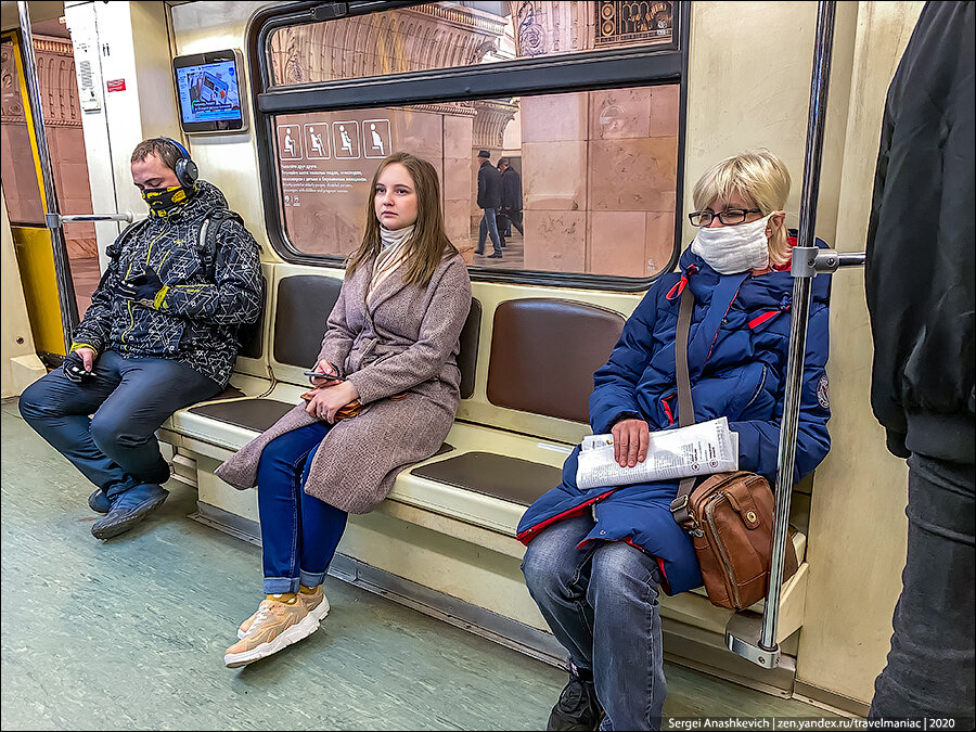 Люди у метро