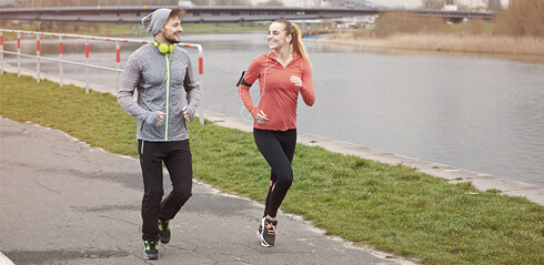 СпортМастер Заняться бегом просто. На любительском уровне это не потребует серьёзных финансовых затрат. Но подготовка для занятий все же нужна.Подготовительный этапК регулярным занятиям бегом надо подготовиться.1	Посетить врачаНеобходимо убедиться в отсутствии противопоказаний: некоторые болезни сердца и лёгких, сосудов нижних конечностей, суставов, другие заболевания в острой стадии; а также выслушать рекомендации врача, которым надо будет следовать.СпортМастерТакже можно обратиться в ближайший беговой клуб (если таковой имеется) и проконсультироваться с тренером. Или просто начать тренироваться самостоятельно, как это делают многие любители здорового образа жизни.2	Определить маршрут пробежекМожно заранее прогуляться там, где предполагаются тренировки. Идеальный вариант — стадион вблизи дома или парк.СпортМастерСпортМастер	На стадионе бегать предстоит по специально подготовленным и размеченным дорожкам (легко определить дистанцию и, соответственно, нагрузку).СпортМастер	Бегать по тропинкам и грунтовым дорожкам парка особенно приятно в хорошую погоду. Солнце, свежий воздух, пение птиц создадут хороший фон для тренировок.СпортМастер	При беге по асфальту надо учитывать, что такой бег сильнее нагружает суставы, усталость наступает быстрее.Начинающим бегунам лучше выбрать ровный маршрут без ярко выраженных спусков и подъёмов, по непересечённой местности.3	Выбрать время для бегаВыбор времени для бега зависит от занятости человека, его привычек и биоритмов («сова» или «жаворонок»), личных предпочтений. Желательно заранее определить удобное время для пробежек.СпортМастерСпортМастер	Утром (с 6 до 7 утра) воздух в городе чище, людей меньше. Утренняя пробежка бодрит и дает позитивный настрой на весь день.СпортМастер	Вечерний бег за несколько часов до сна дарит приятную усталость и способствует быстрому засыпанию.СпортМастер	Непосредственно перед сном бегать не рекомендуется. Организм, возбужденный бегом, должен успеть расслабиться и настроиться на сон.4	Правильно экипироватьсяПравильно подобранная экипировка обеспечит комфорт, поможет хначительно улучшить свои результаты и установить новые личные рекорды.СпортМастерСпортМастер	Обувь следует выбирать в зависимости от типа покрытия, по которому предстоит бегать. Универсальное решение — кроссовки с подошвой средней жесткости.СпортМастер	Одежду лучше выбрать из современных технологичных тканей, «дышащих» и хорошо отводящих влагу.Удобная спортивная обувь и одежда — залог успешных тренировок. Подробнее о подборе экипировки читайте в статьях «Как подобрать одежду для бега» и «Как подобрать обувь для бега».Одежда для бега в нашем каталогеКроссовки для бега в нашем каталогеПервый месяц тренировокСпортМастерЛучше начинать бегать, когда нет изнуряющей жары или сильного мороза. Одеваться также нужно по погоде. Есть несколько простых рекомендаций, соблюдение которых поможет избежать типичных ошибок начинающим бегунам.1	АдаптацияДля организма человека, ведущего малоподвижный образ жизни, первые тренировки станут стрессом. Типичная ошибка начинающего бегуна — стремление добиться всего и сразу. Боль в мышцах и суставах, состояние «разбитости», ухудшение самочувствия — результат высоких нагрузок на первых занятиях.1	В первый раз вместо бега можно просто пройти по маршруту, чередуя быстрый и медленный шаг.2	В следующие дни на одну минуту бега должно приходиться две минуты ходьбы. Постепенно бег все больше станет замещать ходьбу.3	В первый месяц вообще не рекомендуется тренироваться дольше 15-20 минут в день и чаще 3-4 раз в неделю.4	Бегать в первый месяц лучше через день, чтобы организм успевал восстановиться и отдохнуть.Основной критерий — хорошее настроение и самочувствие до, во время и после бега.2	Здоровый образ жизниПросто добавить занятия бегом в свою жизнь недостаточно. Надо еще избавиться от вредных привычек: переедание, алкоголь, курение. Это не просто, но результат того стоит.Если продержаться первый месяц и не бросить тренироваться, то постепенно придет ощущение легкости, уйдут в прошлое бессонница, недомогание, плохое настроение, лишний вес.СпортМастер	Регулярные занятия бегом помогут организму включить собственную программу оздоровления и омоложения. И еще придет чувство уважения к себе за достигнутые результаты.Кроссовки для бега в нашем каталогеПравила бега для начинающих1	С утра не следует бежать сразу же после подъема: организм должен проснуться. Подождите примерно полчаса.2	Бежать на пустой желудок не стоит. Если вы бежите днем или вечером, тренировка должна начаться через 1,5 – 2 часа после еды, не раньше. Перед утренней пробежкой стоит легко перекусить: йогурт или фрукт можно запить простой водой или некрепким чаем.Разминка и растяжкаНельзя забывать и о разминке перед бегом. Чтобы разогреть мышцы следует сделать несколько упражнений, начиная с головы и заканчивая стопами.СпортМастерПоложение телаВо время бега не следует опускать голову, смотреть нужно прямо перед собой. Тело должно быть немного наклонено вперёд, руки слегка согнуты в локтях, плечи и шея расслаблены a. Отталкиваться от поверхности следует носком b. Приземляться лучше на середину стопы c, а не на пятку.СпортМастерДыхание и пульсПравильное ритмичное дыхание позволит меньше уставать. Можно использовать технику дыхания вдох носом, выдох ртом, а если не хватает кислорода, то полностью перейти на дыхание ртом.Контролировать пульс — значит контролировать нагрузку и следить за сердечным ритмом. Если дыхание на бегу сбивается, а сердце готово выскочить из груди, следует снизить нагрузки. Можно ориентироваться на способность свободно говорить – если не получается произнести фразу целиком, темп стоит уменьшить.СпортМастерВ последнее время стали популярны «умные» браслеты и часы для бега. Большинство таких гаджетов измеряют:СпортМастер	пульс;СпортМастер	скорость бега;СпортМастер	время тренировки;СпортМастер	преодоленное расстояние.