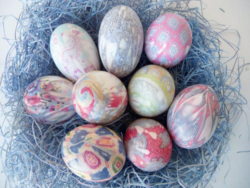 Красить яйца на пасху оригинально. Окрашивание яиц. Способы окрашивания яиц. Способы окраски пасхальных яиц. Окрашивание яиц на Пасху идеи.