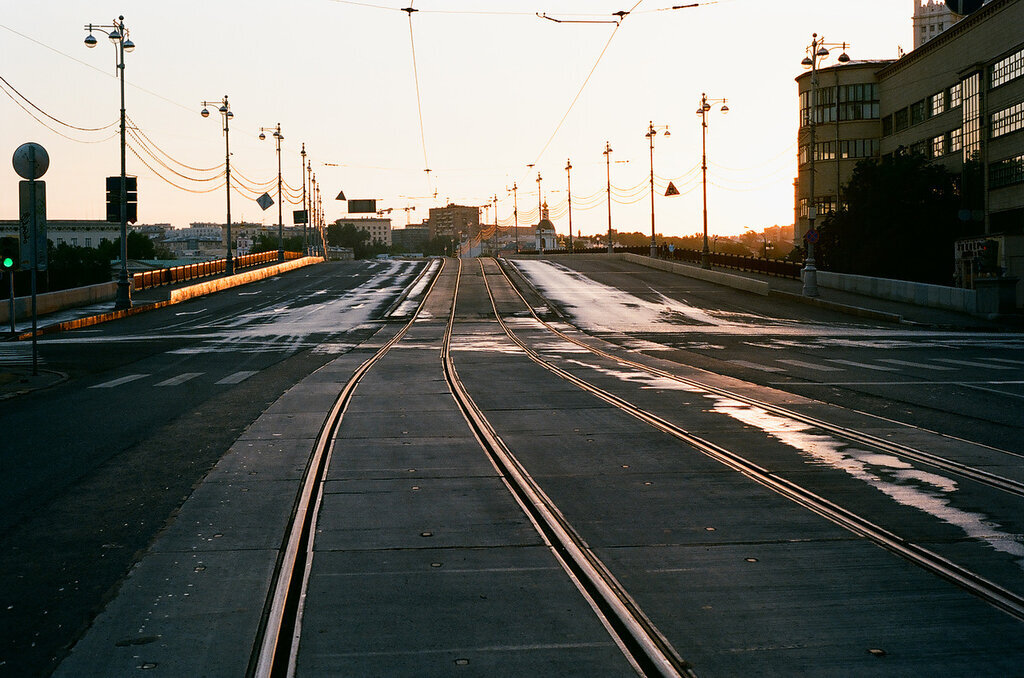 Пустая москва. Пустые улицы Москвы. Пустой город Москва. Пустынное шоссе СПБ.