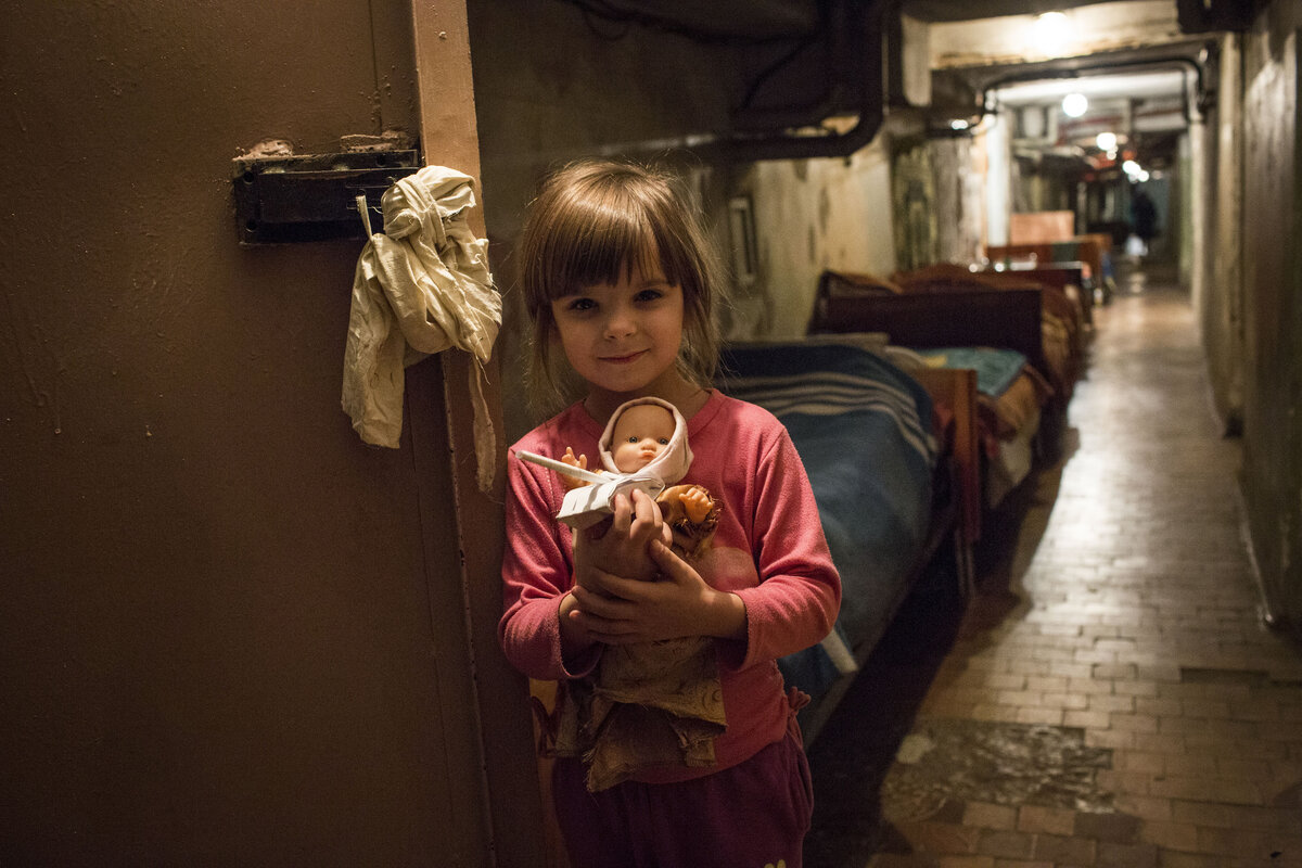 Дети Донбасса в бомбоубежище.