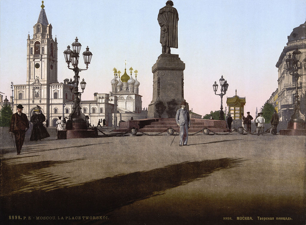 Страстная площадь. Так раньше называлась Пушкинская площадь. В XX веке памятник перенесли на место снесенного Страстного монастыря.