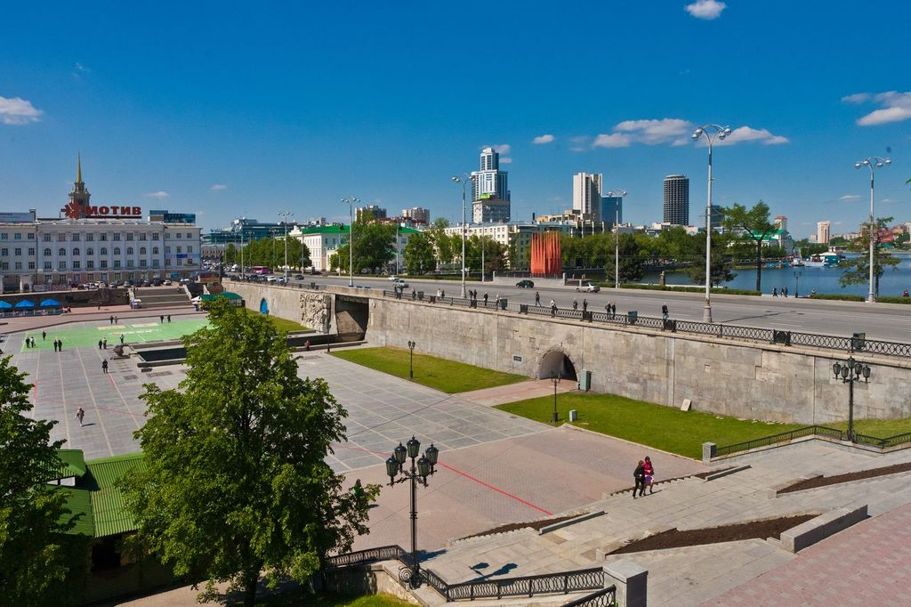 Плотинка екатеринбург адрес. Исторический сквер Екатеринбург. Плотинка и исторический сквер. Плотинка Екатеринбург. Площадь Плотинка Екатеринбург.