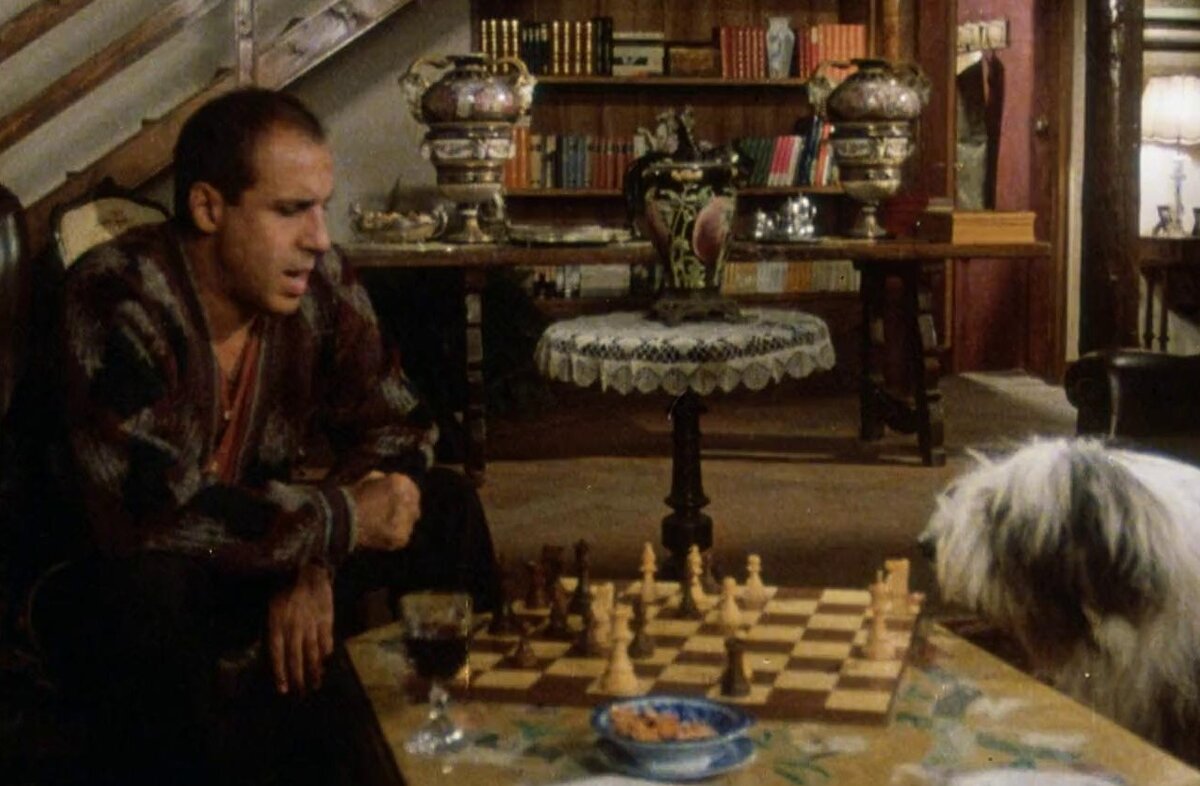 Общество считает, что для мужчины искать женщину, которая будет ему ровнёй - не нормально. Если мужчина хорошо зарабатывает и ищет женщину, которая тоже хорошо зарабатывает, а бедных и со средним доходом не рассматривает - общество назовёт его не мужчиной, бесчувственным, не умеющим любить.