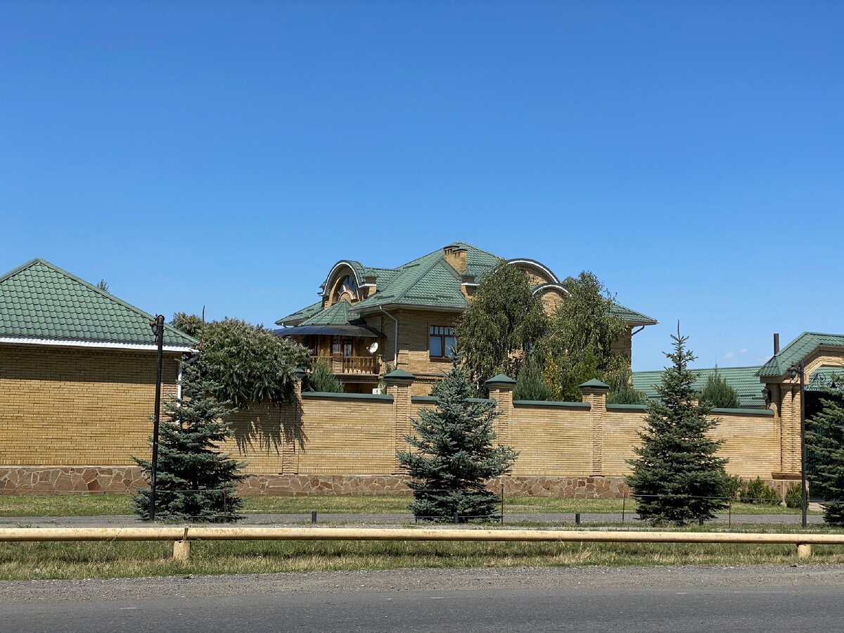 Ещё один дом, в средней величины посёлке 