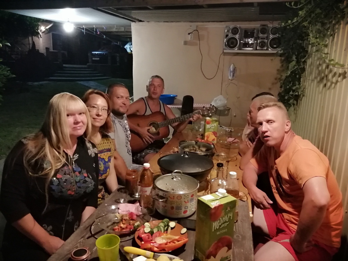 Песни под гитару в доброй компании - что может быть лучше! 