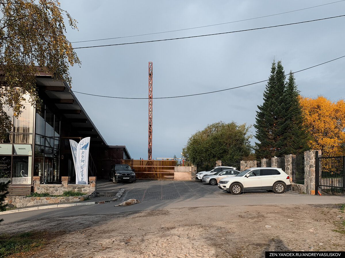 основной вход около флагов - в ресторан, а вход в мини-отель по лестнице наверх