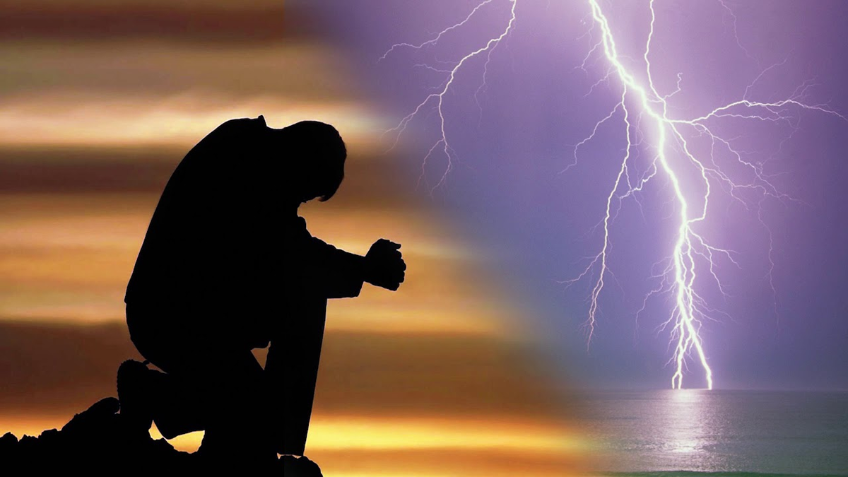 Стихотворение о раскаянии. Красивая женщина молится. Стихи о покаянии. Грешу и каюсь каюсь и грешу. Песня в грехах я каюсь.