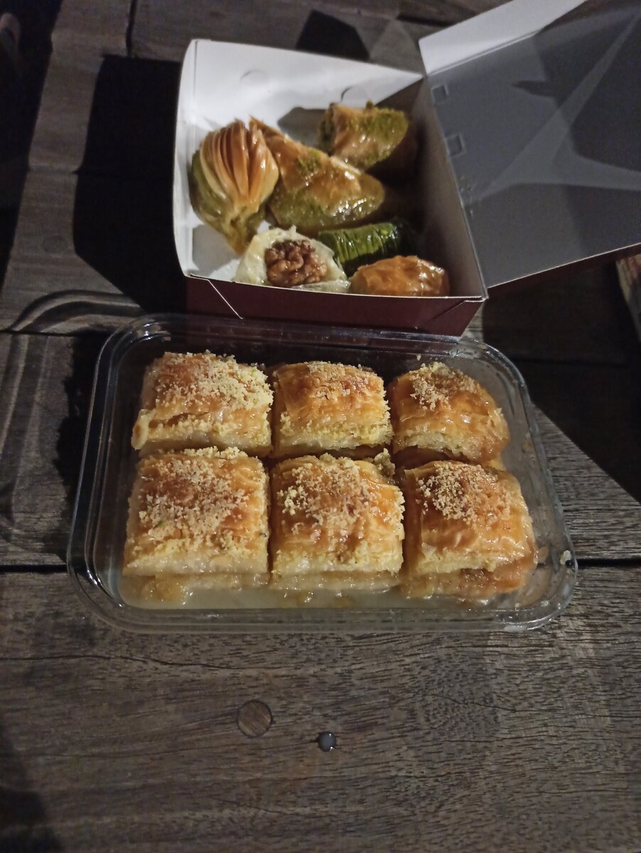 В прозрачном контейнере, полюбившаяся мне молочная пахлава