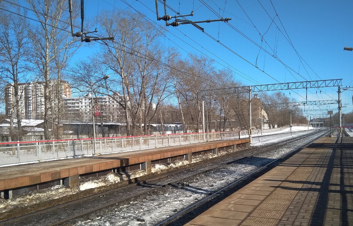 На платформе. Вид в сторону станции Кусково. А платформы-то обе были в еще приличном состоянии, смотрю я сейчас... Но ежели нажо, так надо: теперь на Нижегородской вырисовывается неплохой ТПУ, хотя там переход к Горьковскому направлению еще далек от идеала.